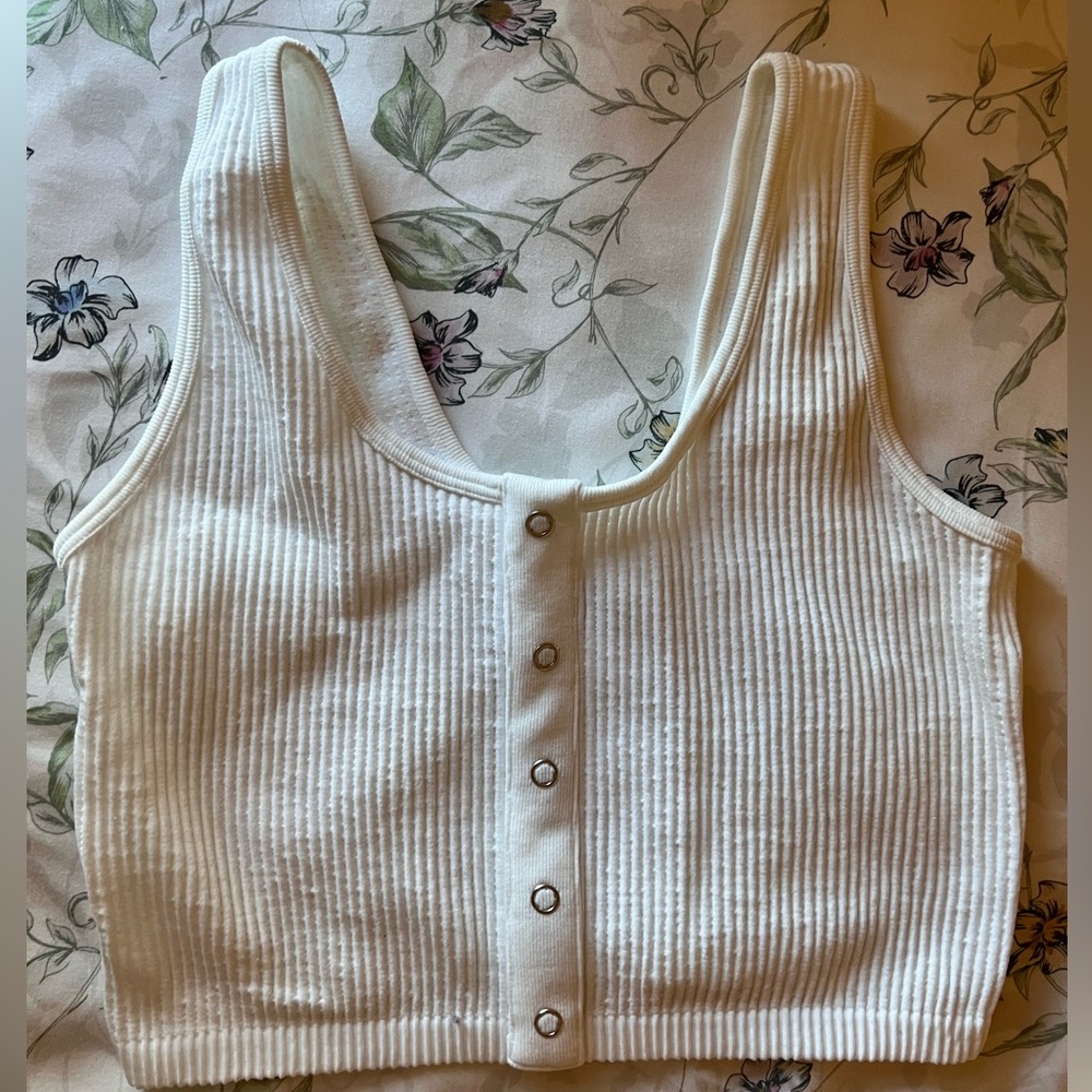 No Boundaries - stretchy white ribbed crop tank top - medium